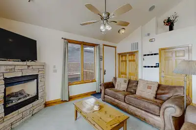 Image de Mountain-view condo with private hot tub, balcony, pool, fireplace, streaming