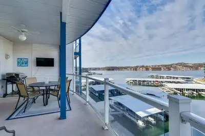 Image de Lake Ozark Condo w/ Water Views & Pool Access!