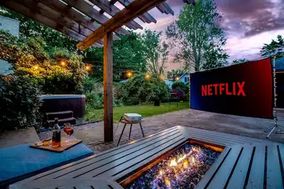 Image de Golden Dome Getaway: Hot Tub, Cinema, Fire Pit!