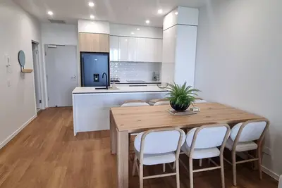 Image de Stylish Brand-new, chic 2-bed, 2-bath, water & Skyline views to pool & gym