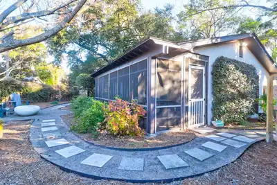 Image de 201 East Hudson! Close to Beach Access & Restaurants. Large Screen Porch! Pet Friendly! Fenced Yard