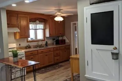 Image de Cozy Comfort. Close to town, but in private, quiet area. New Hot Tub Aug 2025