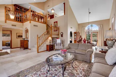 Image de Refined spacious home with enclosed yard, pool, games, formal dining, Ac, & W/D