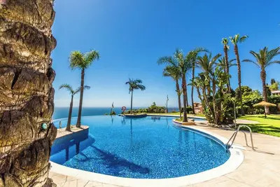 Image de Maison de vacances \"Excellentes vues, plage et montagne\" avec vue sur la mer, 2 piscines et Wi-Fi