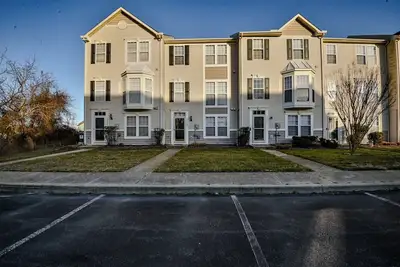 Image de 4 Bedroom Townhouse 1. 5 Miles to The Beach!