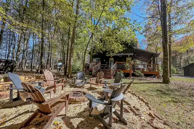 Image de Amazing Outdoor Space with Amenities Galore! Hot Tub, Fire Pit, and More!