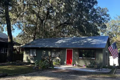 Image de The Cottage with the Red Door, \n5 minute walk to May River, restaurants & shops