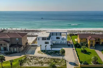 Image de The White House - Pet Friendly Luxury Beachfront Vacation Rental with Private Pool & Beach Access