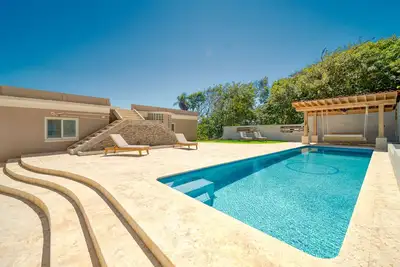 Image de West Bay Latitude large 4 bedroom home just 5 minutes to West Bay Beach