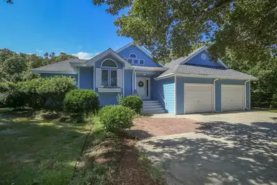 Image de Single level 3 Br Home with Private Pool, 375 yards to beach