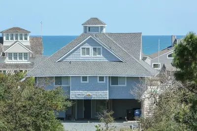 Image de Another Day Of Sun - Oceanside 4 Br home w/Hot Tub - 500 feet to beach access