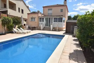 Image de Maison de Charme à Roses, Costa Brava : Piscine Privée, Proche de la Plage, Idéale pour Familles et Groupes.