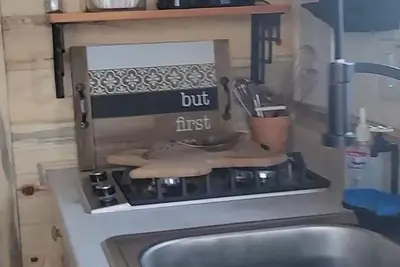 Image de Tiny Home Experience! 1 Queen\/1 Full\/1 twin great for a couple or family of 4!