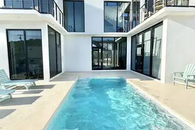 Brand New- Steps to the Beach 🏝️- Heated 🔥 Pool & Slide 🛝 King Beds