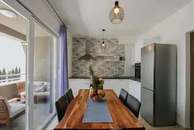 Appartement de deux chambres avec le balcon et la vue sur le mer Seget Donji, Trogir (A-22549-a)
