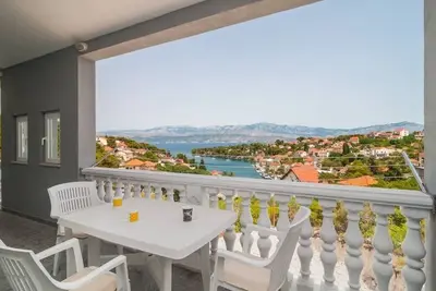 Image de Appartement d'une chambre avec la terrasse et la vue sur le mer Splitska, Brac (A-21974-c)