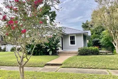 Image de 3 bedroom East Hill home 1 block from Bayview Park