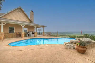 Image de Unique Hill Top Estate w/ Pool, Pond, Views, and Close to Lake, River, and More!