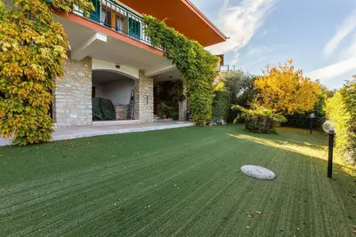 Confortable villa avec piscine privée, jardin, balcon, près du lac de Garde