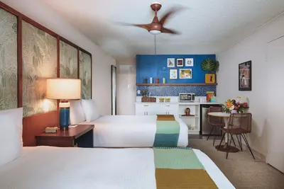 Image de Your Gateway to Waikiki's White Sands! Contemporary Unit with Private Lanai!