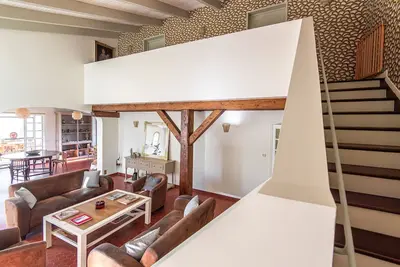 Image de Grande maison familiale avec piscine et terrain arboré