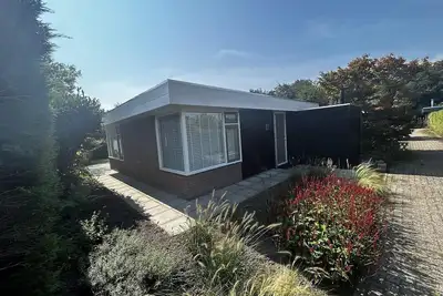 Image de De Boet in Warmenhuizen. Suitable for 5 people with 2 bedrooms.
