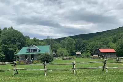 Image de Off-the-Grid Historic 1930 Farmhouse Adventure on Working Horse Farm with Sauna
