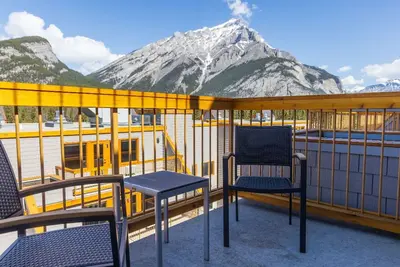 Image de Spacious Room w/ Mountain View + Private Balcony