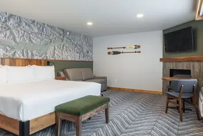 Image de Banff | Spacious King Suite | Fireplace + Balcony