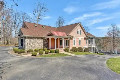 Image de 4 Bedrooms, 2 Flex Rooms, 4 Full Bathrooms, 2 Half Bathrooms! Spacious Waterfront Home w/Many Amenit