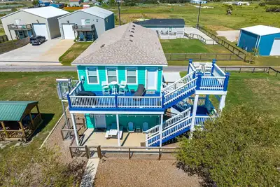 Image de Wade Into Life! Marina view from the crows nest! Plenty of Parking!