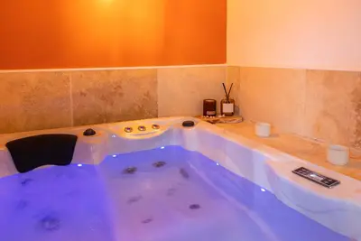 Image de Appartement de prestige pour couple- avril\/été- Spa, sauna, terrasse- Alès\/Gard