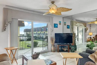Image de Poolfront 2br Condo W/ Bbq Steps To Beach & Pier, Space Center & Parks!