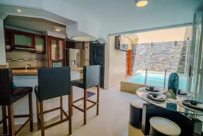 Image de 4 Bedroom Luxury Palace Central to All Major Attractions - Pool, Rooftop, Sauna!