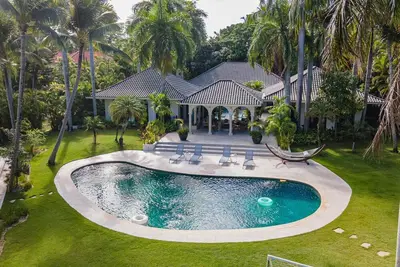 Stunning private 6 Br Villa, Ocean and Beach Club steps from the Villa