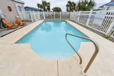 Image de Trout Steps to beach. Lovely two bedroom with screened porch and pool.