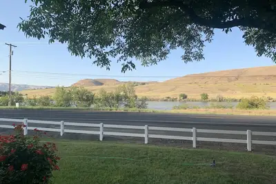 Image de The River Shanty! Vintage Vibe! Expansive river view. Newly remodeled. Peaceful.
