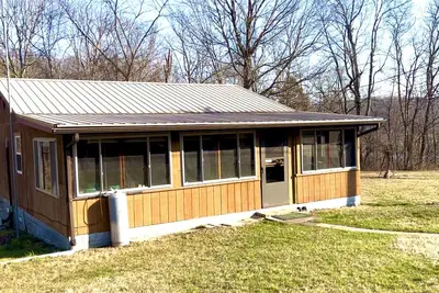 Image de Nestled on a cattle farm, this cabin is perfect for those seeking an escape
