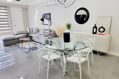 Image de Cozy 1-bedroom apartment in Kingston with WiFi, Ac, fitness room.