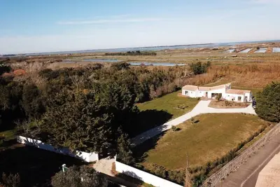 Image de House on large terrain between beach & salt marshe