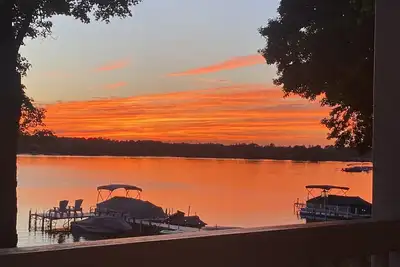 Image de Lakefront Living At It's Best.