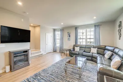 Image de 30 Mi to Downtown Dc: Charming Dale City Townhome!