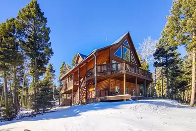 Image de Idyllic five-acre retreat with private hot tub, games, deck, & mountain views