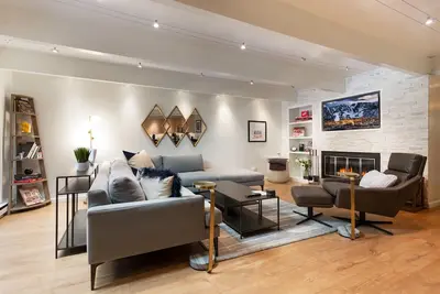 Image de New Luxury 2Br Centrally Located Aspen Condo - Steps from the Aspen Mtn. Gondola