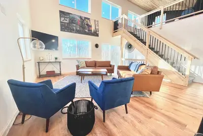 Image de Lakeside Lookout, Brand New Build on Private Lake!