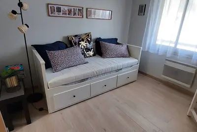 Image de Charmant studio, élégant. 3ème étage avec ascenseur. Calme, entièrement rénové.