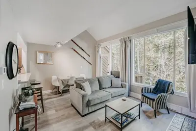 Image de 45sw-Fireplace-Dishwasher-Washer/Dryer-Sleeps 4 by RedAwning