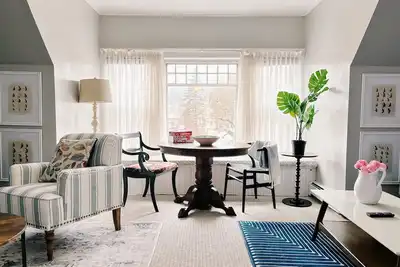Image de Spacious 5-Bedroom Victorian House in Charming Downtown Franklin