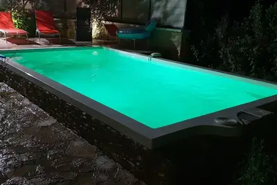 Image de Logement dans maison de campagne avec piscine et