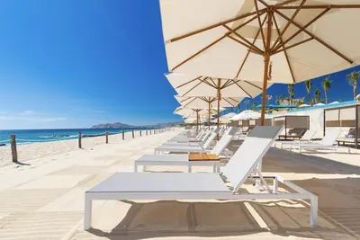 Image de Stunning new resort right on the beach!